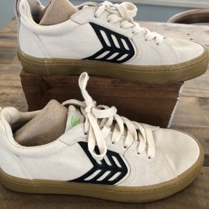 Cariuma OCA low odd white gum sole